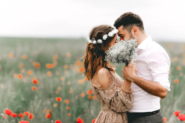 Gelin ve damat doğadaki bir düğünde sarılırlar..