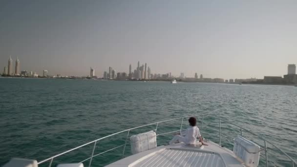 Дубай Єднані Арабські Емірати Червня 2021 Людина Сидить Носі Човна — стокове відео