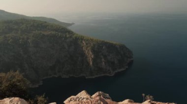 Türkçe, Fethiye - 03 Ağustos 2021: Fethiye 'deki Türkiye' nin güzel dağ ormanları, dağlardan göle kadar 4K manzaralı yeşil ağaçlar