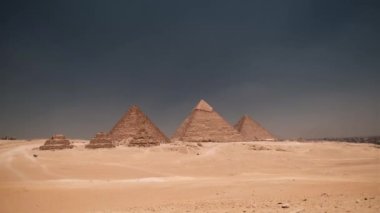 Mısır, Giza - Ağustos 03 2021: Mısır Piramitlerinin Mısır 'da Çekimi