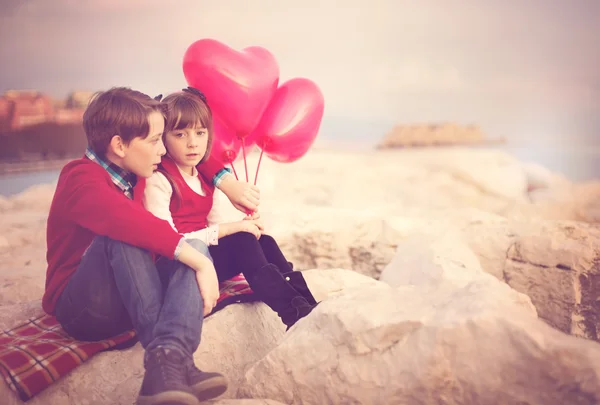 Aftelkalender voor Valentijnsdag. Gelukkige jonge geitjes paar. — Stockfoto