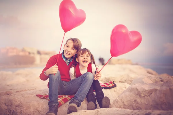 Valentine's day. Szczęśliwy kids para. — Zdjęcie stockowe