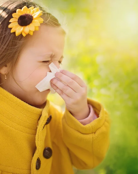 Niña con alergia —  Fotos de Stock