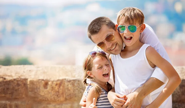 Familia, retrato de vacaciones — Foto de Stock