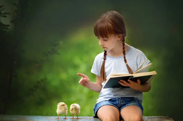 教育のコンセプト、少女が本を読んでいます。. — ストック写真