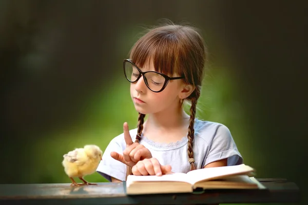 Concetto educativo, bambina sta leggendo un libro . — Foto Stock