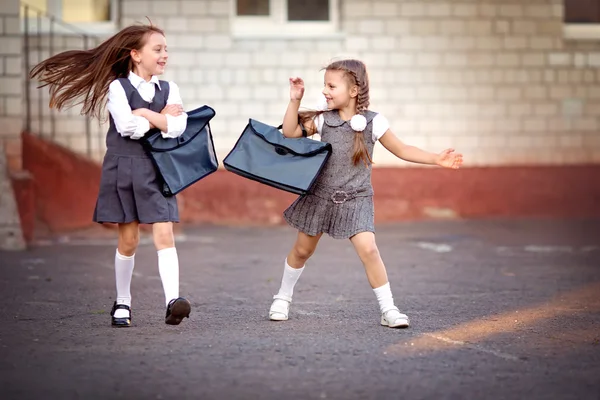 Le studentesse vanno a scuola — Foto Stock