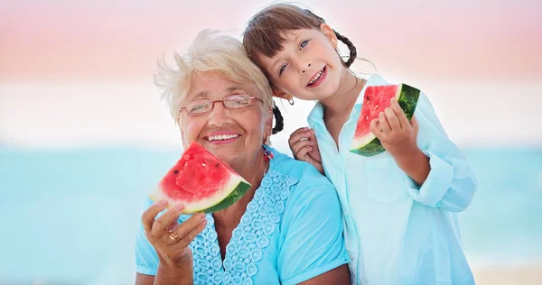 Großmutter mit Enkelin — Stockfoto