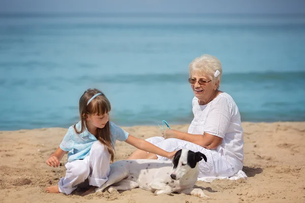 Familienporträt: Großmutter hat Spaß mit Enkelin — Stockfoto