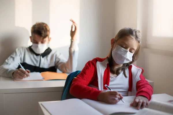 Børn Med Ansigtsmasker Skolen Efter Covid Karantæne Lockdown - Stock-foto