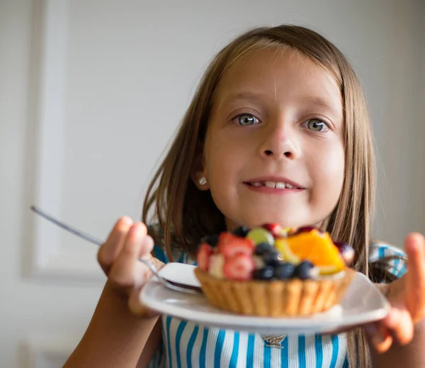 食べ物の概念 かわいい女の子はケーキを食べている — ストック写真