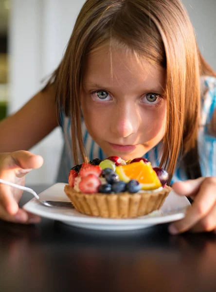 Matkoncept Söt Liten Flicka Äter Tårta — Stockfoto