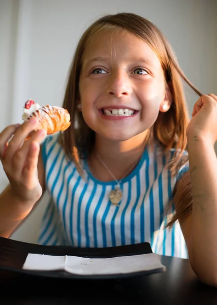 Food Konzept Nettes Kleines Mädchen Isst Kuchen — Stockfoto