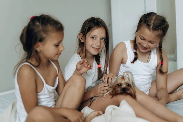 Concetto Famiglia Amici Tre Sorelle Svegliano Sorridono Mattino — Foto Stock