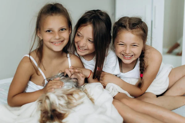 Conceito Família Amigos Três Irmãs Acordam Sorriem Manhã — Fotografia de Stock