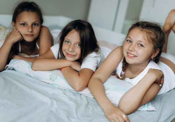 Concepto Familia Amigos Tres Hermanas Despiertan Sonríen Por Mañana —  Fotos de Stock