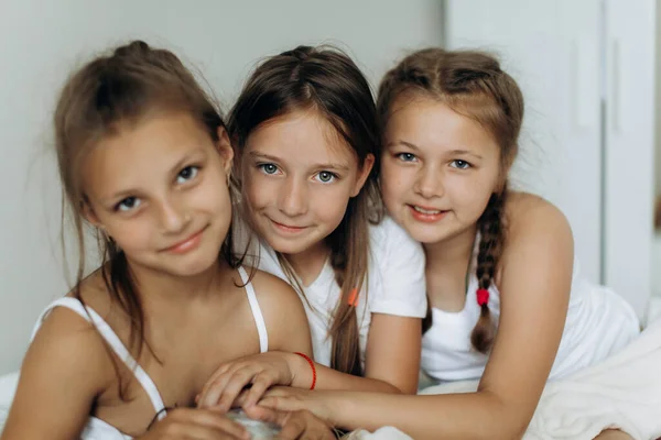 Concepto Familia Amigos Tres Hermanas Despiertan Sonríen Por Mañana — Foto de Stock