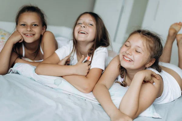 Concepto Familia Amigos Tres Hermanas Despiertan Sonríen Por Mañana — Foto de Stock