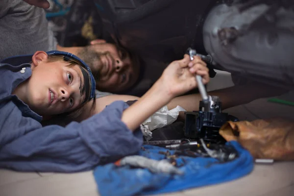 Vader Monteur Met Zoon Onderzoekt Auto Garage — Stockfoto