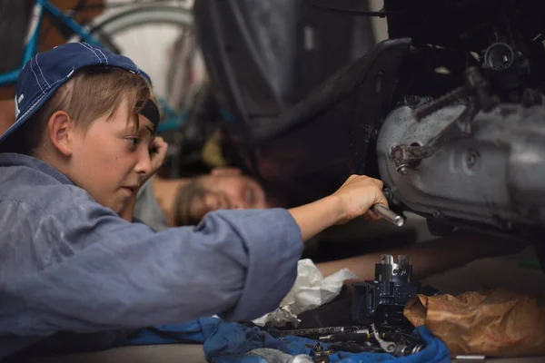Father Mechanic Son Examining Car Repair Garage — Stock Photo, Image