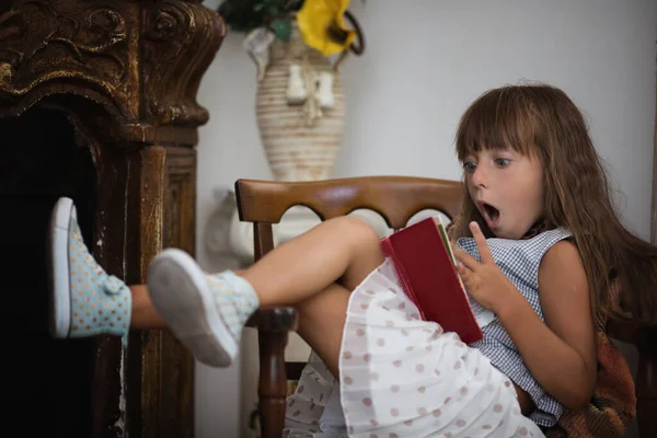 Linda Menina Está Lendo Livro Casa — Fotografia de Stock