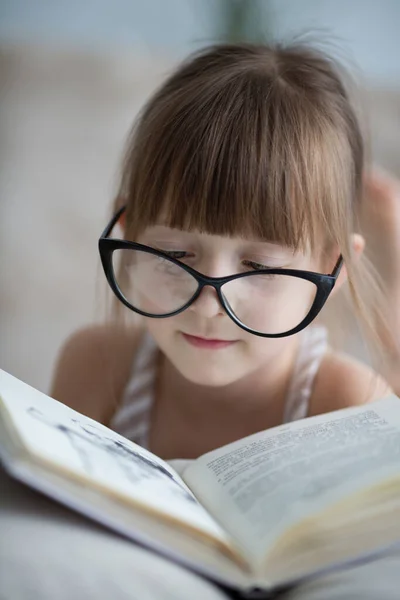 可爱的小女孩正在家里看书 — 图库照片
