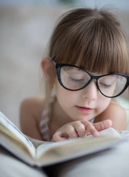 Linda Niña Está Leyendo Libro Casa —  Fotos de Stock