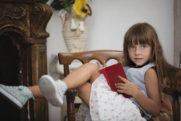 Aranyos Kislány Olvas Egy Könyvet Otthon Stock Fotó