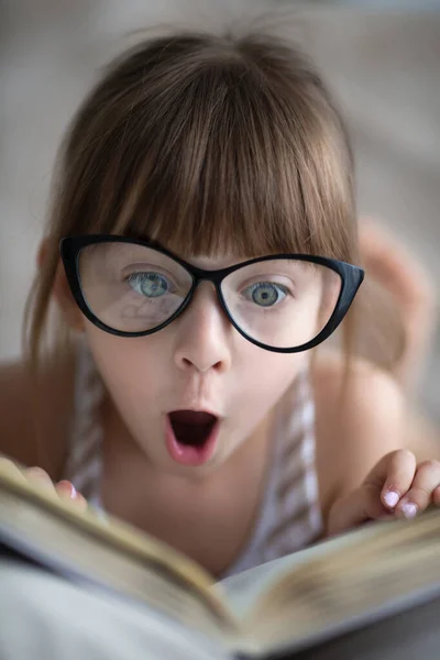 Linda Niña Está Leyendo Libro Casa Imagen de archivo