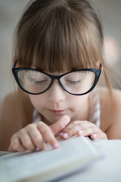 Linda Niña Está Leyendo Libro Casa Fotos de stock