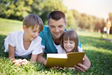 Babam parktaki çimlerin üzerinde yatarken çocuklarına kitap okurdu.