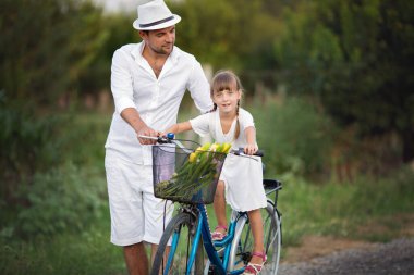 Mutlu bir baba ve kızı birlikte dışarıda vakit geçiriyorlar.