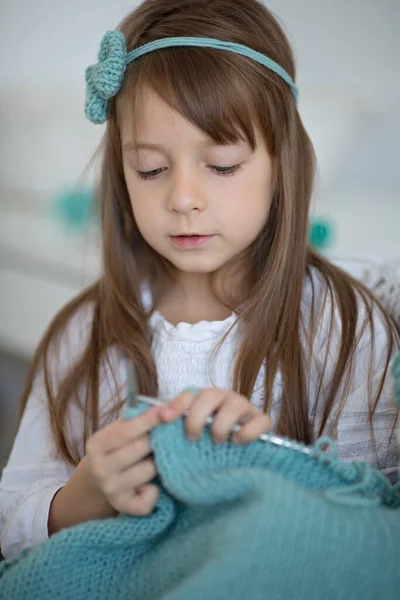 Κοντινό Πορτρέτο Του Χαριτωμένο Κοριτσάκι Πλέξιμο Βελόνα Πλεξίματος Στο Σπίτι — Φωτογραφία Αρχείου