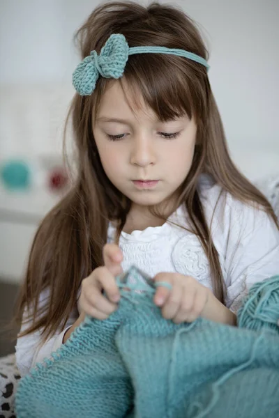 Portret Bliska Cute Little Girl Dziewiarstwo Drutami Drutach Domu — Zdjęcie stockowe