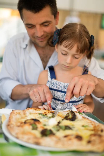 Mutlu Baba Portresi Pizza Yiyen Çocuklar — Stok fotoğraf