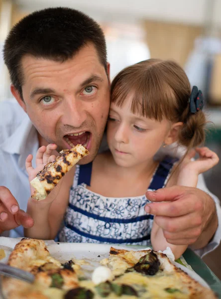 Πορτρέτο Του Ευτυχισμένου Πατέρα Παιδιά Που Τρώνε Πίτσα — Φωτογραφία Αρχείου