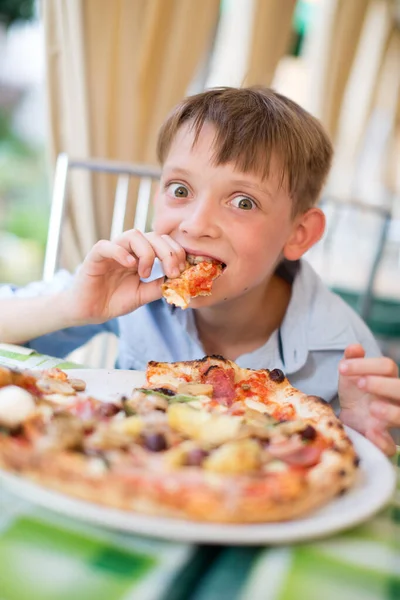 Retrato Menino Feliz Comendo Pizza — Fotografia de Stock