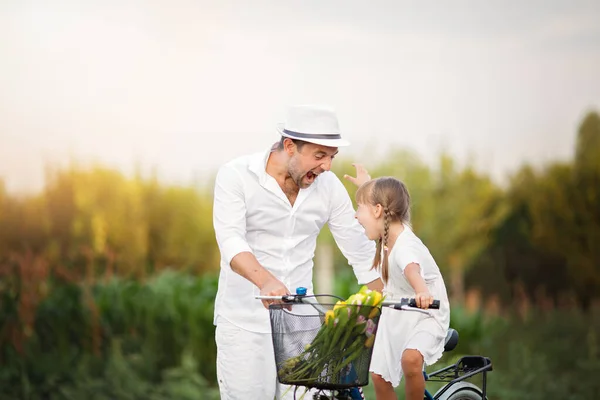 Padre Feliz Con Hija Pasar Tiempo Calidad Juntos Aire Libre — Foto de Stock