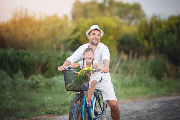 Padre Feliz Con Hija Pasar Tiempo Calidad Juntos Aire Libre — Foto de Stock