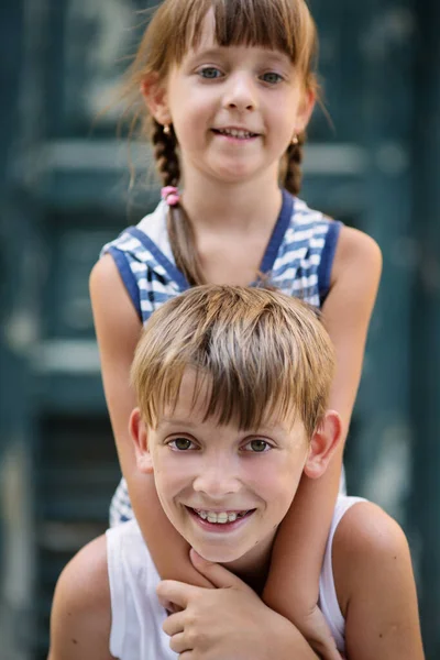 笑顔の子供たちのクローズアップ肖像画 — ストック写真