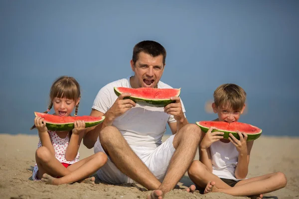 Mutlu Baba Çocuklar Deniz Yatağında Karpuz Yiyor — Stok fotoğraf