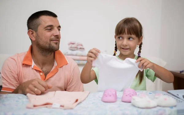 Apa Kislányával Vasalja Gyerekruhákat Hazai Fogalom — Stock Fotó