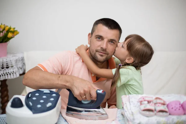 Vater Mit Kleiner Tochter Bügelt Hause Kinderkleidung — Stockfoto