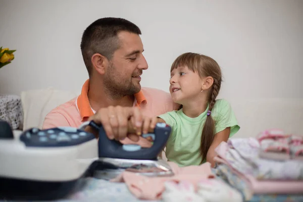 Ojciec Małą Córeczką Prasowanie Dzieci Ubrania Domu Koncepcja Domowa — Zdjęcie stockowe