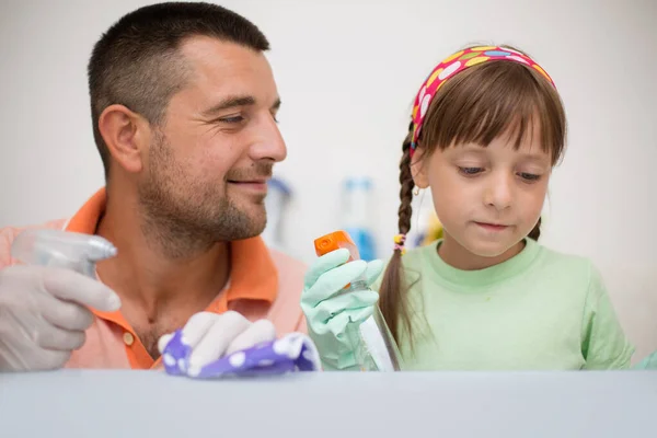 Gelukkig Vader Met Zijn Kleine Dochter Schoonmaken Tafel Samen Thuis — Stockfoto