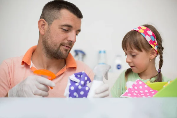 Gelukkig Vader Met Zijn Kleine Dochter Schoonmaken Tafel Samen Thuis — Stockfoto