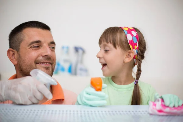 Gelukkig Vader Met Zijn Kleine Dochter Schoonmaken Tafel Samen Thuis — Stockfoto