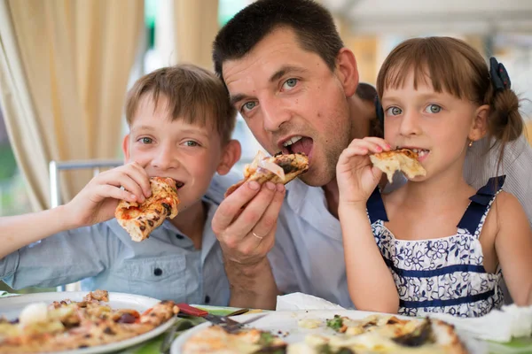 Retrato Padre Feliz Con Niños Comiendo Pizza Fotos de stock libres de derechos