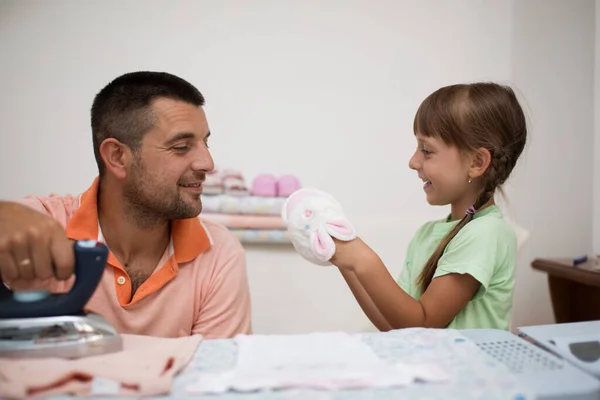 Vater Mit Kleiner Tochter Bügelt Hause Kinderkleidung Stockfoto