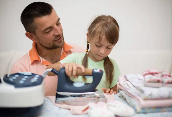 Vater Mit Kleiner Tochter Bügelt Hause Kinderkleidung Stockbild